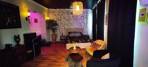Posezení v ubytování Chambre SPA Toutankhamon