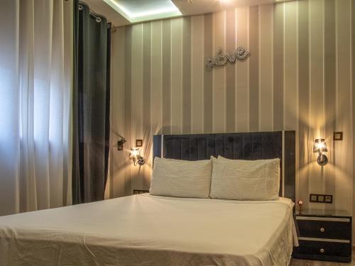 a bedroom with a bed and a striped wall at TangierApp in Tangier