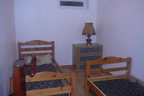 - une chambre avec 2 lits et une lampe sur une commode dans l'établissement Appartement 4 personnes du Sable, à Marlenheim