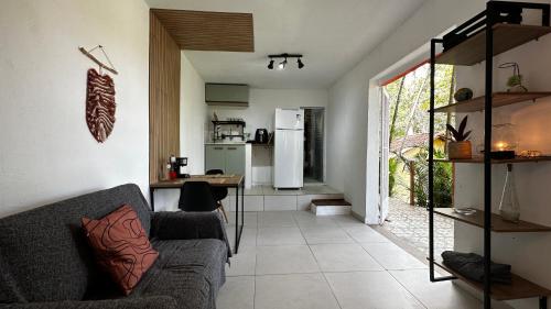 ein Wohnzimmer mit Couch und Küche in der Unterkunft Casa da Floresta in Rio de Janeiro