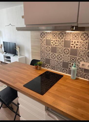 une cuisine avec un comptoir en bois dans une pièce dans l'établissement Élégance au cœur de Marseille, à Marseille