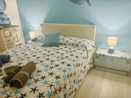 a bedroom with a bed with a bedspread with stars at Maison Jula Confort, Relax e Libertà, Cinquale in Cinquale