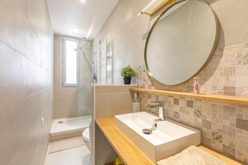 une salle de bain avec un lavabo et un miroir dans l'établissement Parisian Paradise Beautiful Apartment, à Villejuif