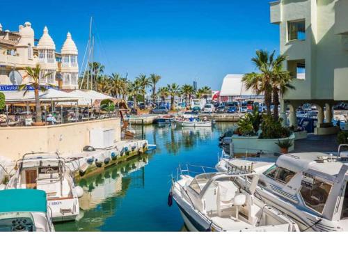 Bonanza DELUXE - Easy walk to beach, Benalmádena Marina and shops