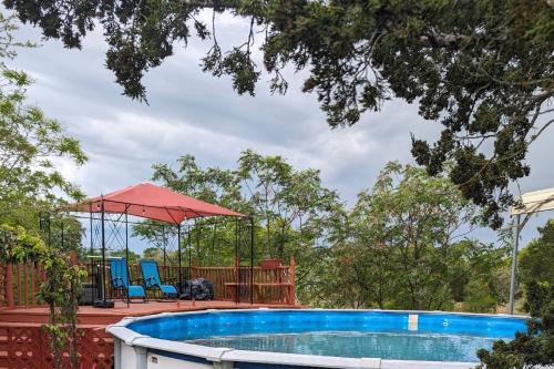 Πισίνα στο ή κοντά στο Cedar Creek Ranch