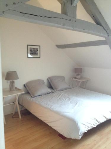 - une chambre avec un lit blanc et 2 tables dans l'établissement Charmante Maison De Pêcheur, à Honfleur