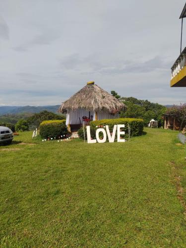 una señal que dice amor sentado en un campo de hierba en Camping San Gabriel, en Angostura