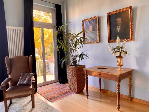a living room with a table and a chair at ruhige Wohnung in zentral gelegener Gründerzeitvilla in Oldenburg