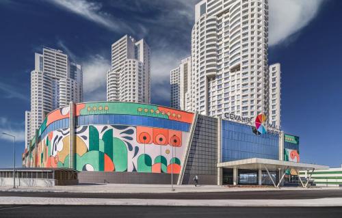 un edificio con un murale in una città di Royal Suite on the 24th Sky a Skopje