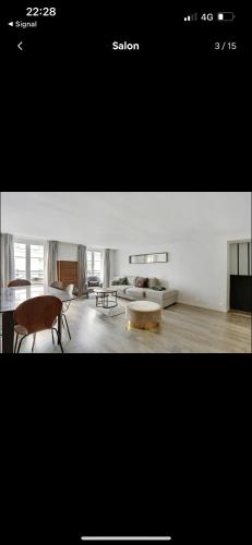 un salon avec un canapé et une table dans l'établissement La tanière Mandar, à Paris