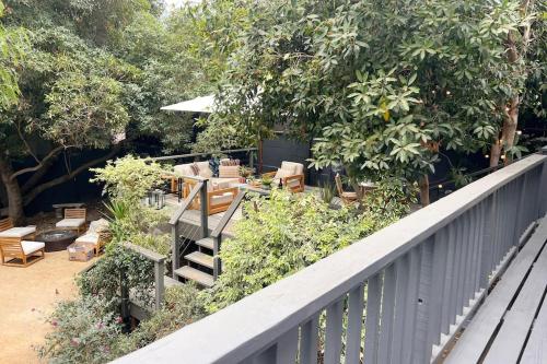 Κήπος έξω από το Zen Birds Nest of Topanga Boho Chic with Epic Deck