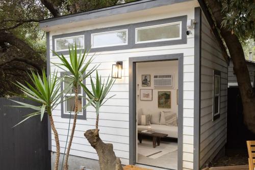 Κήπος έξω από το Zen Birds Nest of Topanga Boho Chic with Epic Deck