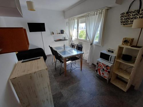 Una sala de estar con una mesa y una ventana. en Falucho 1574 Zona Aldrey 200mts Guemes, 300mts Playa, en Mar del Plata
