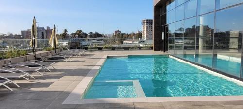 una piscina en la azotea de un edificio en Atlántico, en Punta del Este