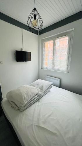 - un lit blanc dans une chambre avec fenêtre dans l'établissement Bel appartement 50 m télécabines 200 m village, à Cauterets