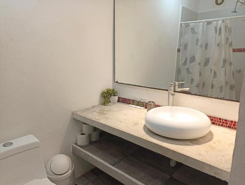 Ένα μπάνιο στο TR3S by Walter de la Renta