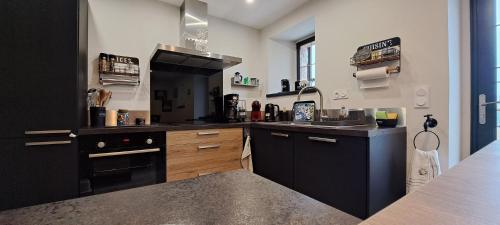 une cuisine avec un évier et une cuisinière dans l'établissement Nouveau Maison campagne Plouescat - TyPra, à Plouescat