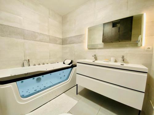 Ένα μπάνιο στο Maison Rosy