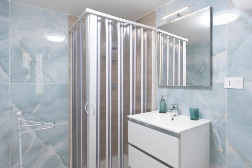 a bathroom with a sink and a shower at Seventeen Home in Naples