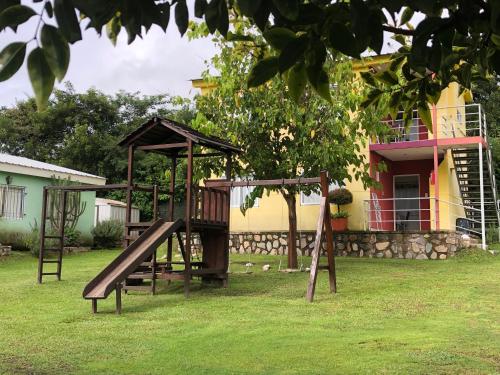 Ο χώρος παιχνιδιού για παιδιά στο Casitas de Campo Wara kusi