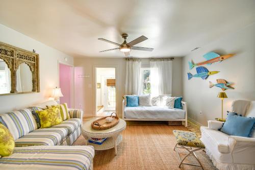 Una sala de estar con dos sofás y un ventilador de techo. en Bungalow with Large Yard 8 Mi to Cape Charles Beach, en Cape Charles