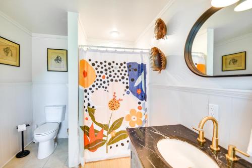 un baño con lavabo e inodoro en Bungalow with Large Yard 8 Mi to Cape Charles Beach, en Cape Charles