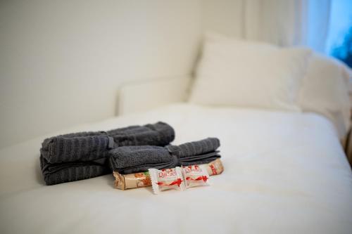 two sets of towels sitting on a bed at Sky Paradise 20min to zurich city centre in Widen