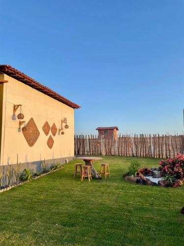 a picnic table in a yard next to a building at Villa Careca in Luis Correia