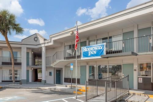 a building with a sign for a roosteway inn at Rodeway Inn in Orange Park