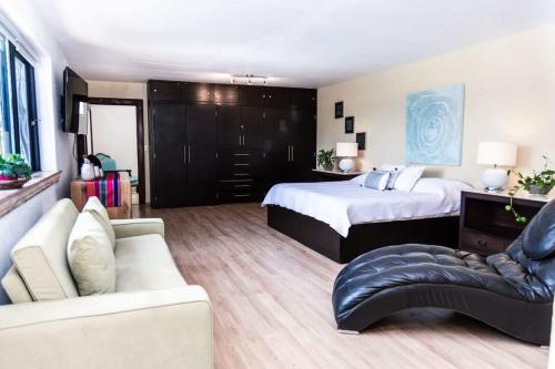 Imagen de la galería de Casa Galeana- Tropical 1-BD 1-WC Mountain Top Luxury Suite with Stunning Views, en Ajijic