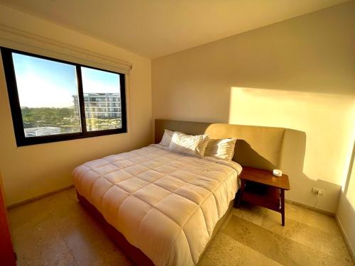 Katil atau katil-katil dalam bilik di Exclusive Solaria Arch View Penthouse with Jacuzzi