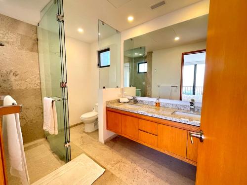 Bilik mandi di Exclusive Solaria Arch View Penthouse with Jacuzzi