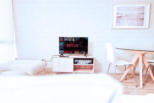 TV a/nebo společenská místnost v ubytování Palm Cove - 2 mins walk to beach- perfect escape