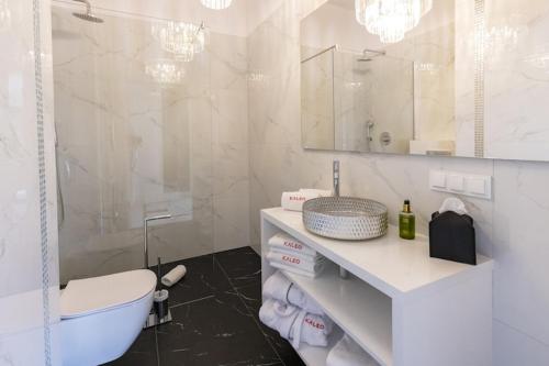 Ένα μπάνιο στο Apartment in Szczecin with Pool and Terrace