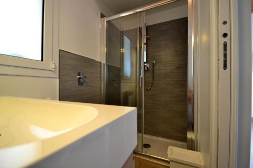 莫迪卡Casa degli Avi Don Neli, immersa nella natura的带水槽和淋浴的浴室