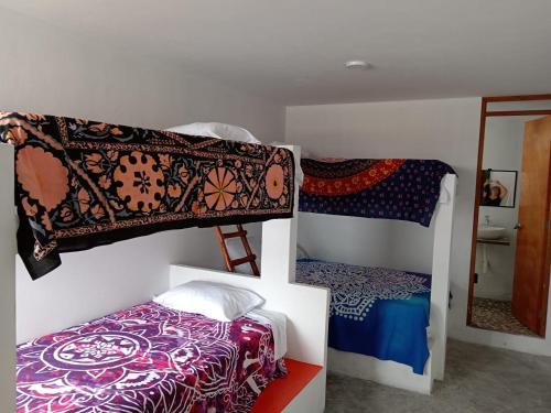 Giường trong phòng chung tại Hotel Bahia de Cuba