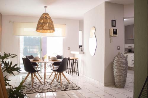 a kitchen and dining room with a table and chairs at Casa Valeria, a Slo 10 Minutos De Andares in Guadalajara