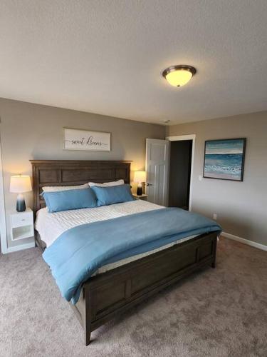 Un dormitorio con una cama grande con almohadas azules. en L'escapade The Getaway, en Lincoln City