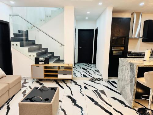 sala de estar con suelo de cebra estampado en Hermosa casa moderna con piscina, en San Pedro Sula