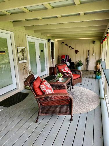Aloha Junction Bed and Breakfast -Minutes away from Hawaii Volcanoes National Parkにあるシーティングエリア