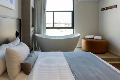 a bedroom with a bed and a bath tub at ALT URBANA in León
