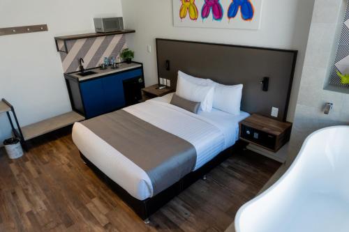 a hotel room with a bed and a sink at ALT URBANA in León