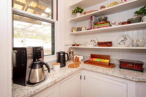 Aloha Junction Bed and Breakfast -Minutes away from Hawaii Volcanoes National Parkにあるキッチンまたは簡易キッチン