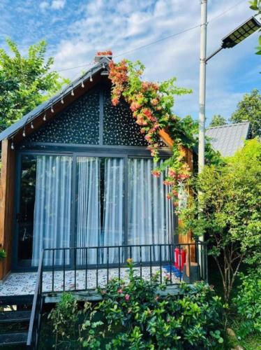 a house with a gate with flowers on it at ST Homestay Tản Lĩnh - Venuestay in Mỹ Khê