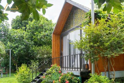a small house with a balcony in a garden at ST Homestay Tản Lĩnh - Venuestay in Mỹ Khê