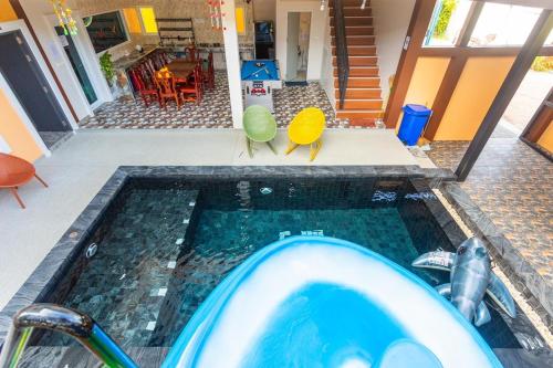 a swimming pool with a tub in a house at 99 Pool Villa in Jomtien Beach