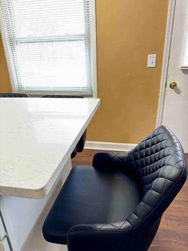 a black chair sitting in front of a desk at Convenient Stay near Chicago Ohare Airport with King Beds and Coffee in Des Plaines