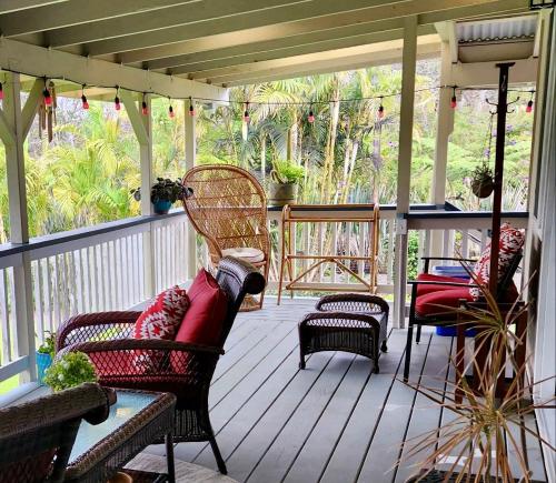Aloha Junction Bed and Breakfast -Minutes away from Hawaii Volcanoes National Parkにあるバルコニーまたはテラス