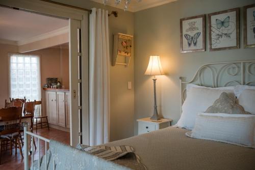 Postel nebo postele na pokoji v ubytování Azalea Cedar-Rose Barossa Valley Villa