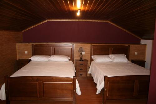 モンタレーグレにあるAbrigo de Montanhaのベッド2台が隣同士に設置された部屋です。